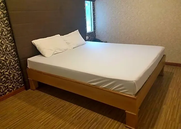 Hotel The 9 *